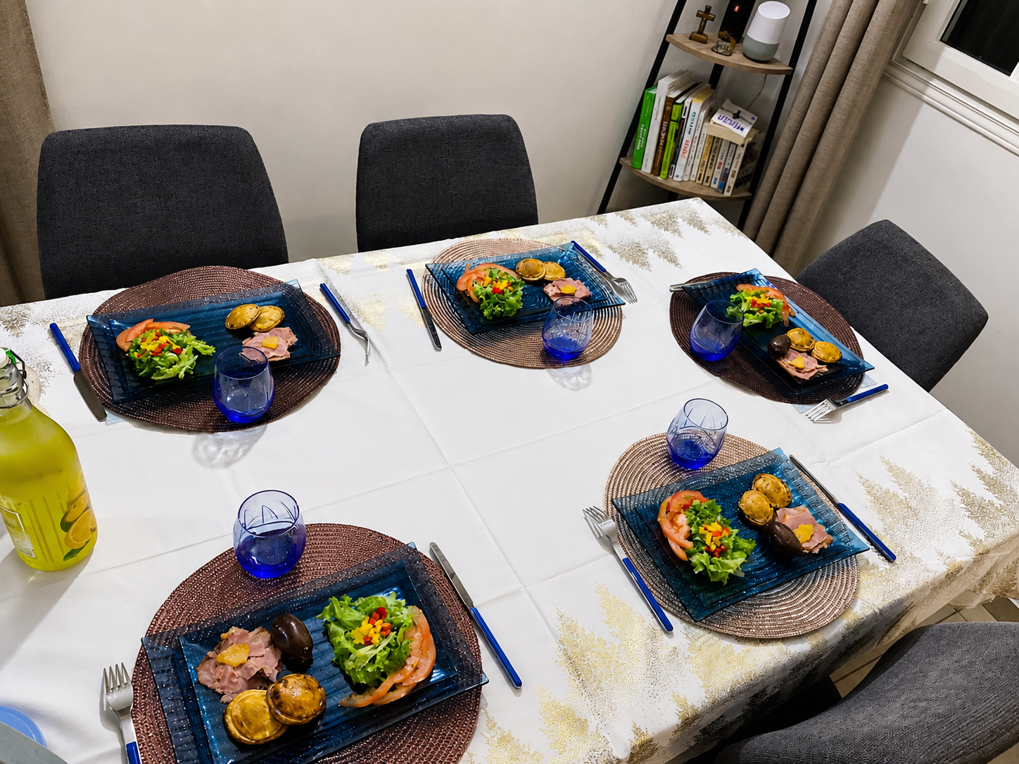 Table dressée pour un repas quotidien préparé par Chef Abenaqui