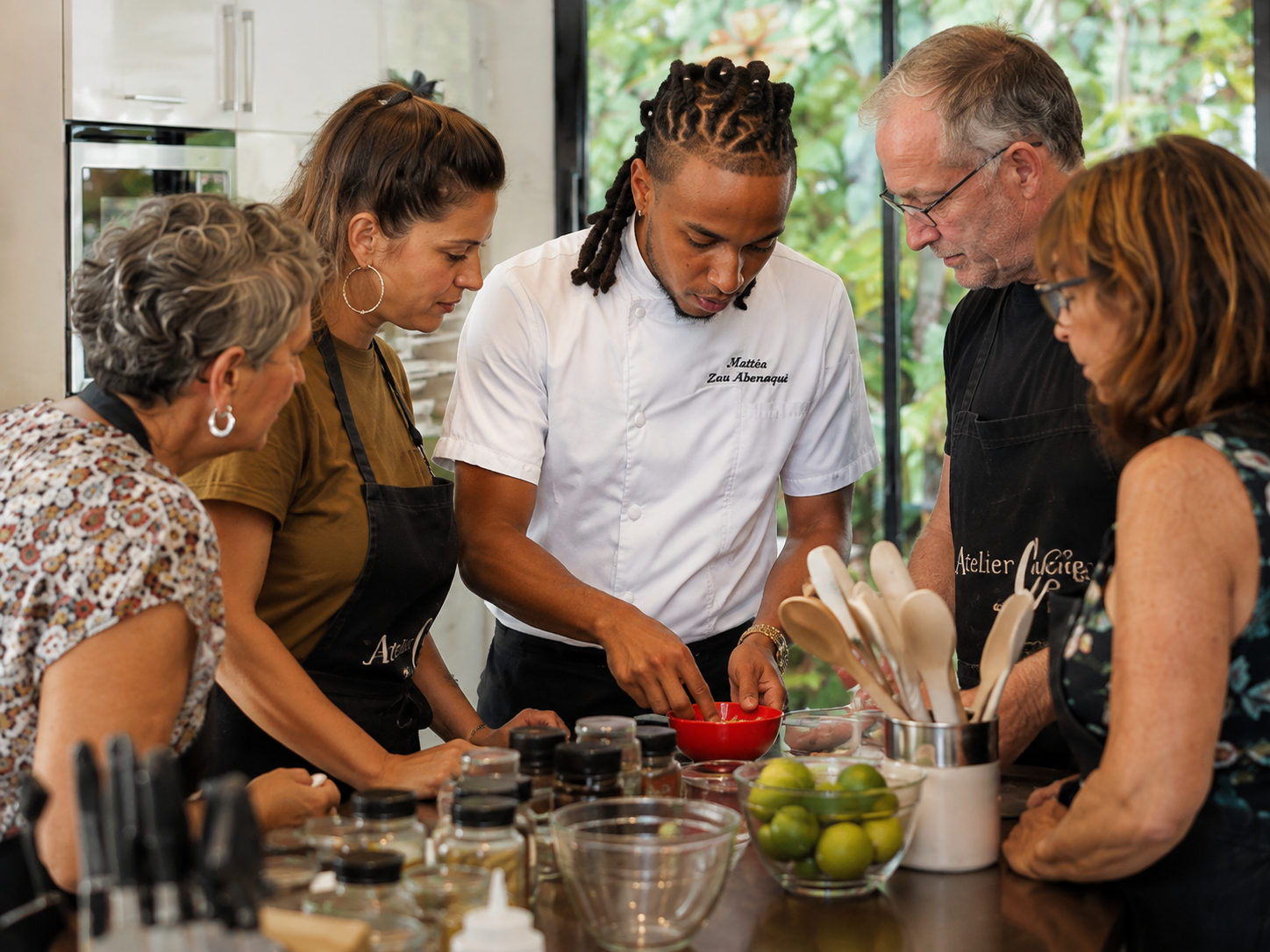 Mattéo Zou Abenaqui en atelier culinaire avec des participants